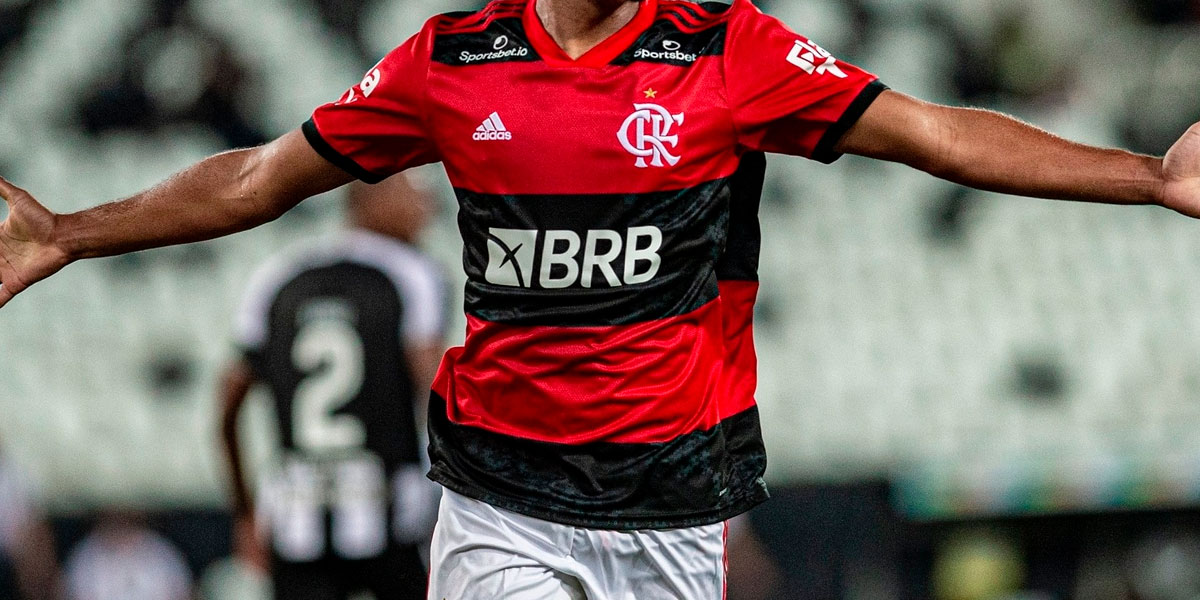 Foi revelado pelo Flamengo, está na Inglaterra e pode ir jogar no