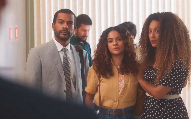 Ben, Jenifer e Sol tensos no tribunal em Vai na Fé (Foto: Reprodução / Globo)