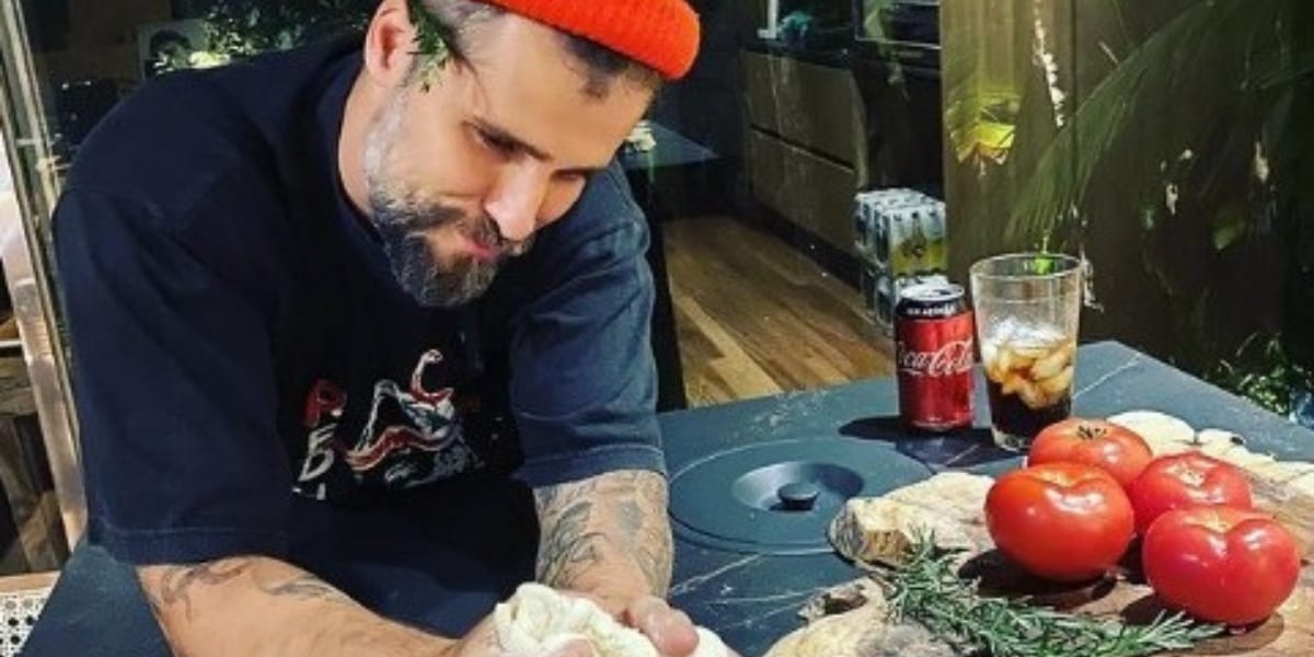 O ator com a mão na massa produzindo suas deliciosas pizzas (Reprodução: Instagram)