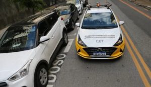 Carro que fiscaliza Zona Azul pela CET-SP (Foto: Reprodução / Internet)