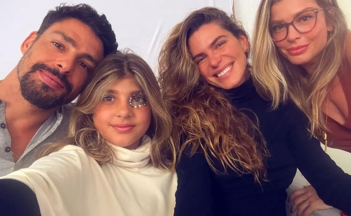 Cauã Reymond com a filha Sofia, Mariana Goldfarb e Grazi Massafera (Foto: Reprodução/Instagram)