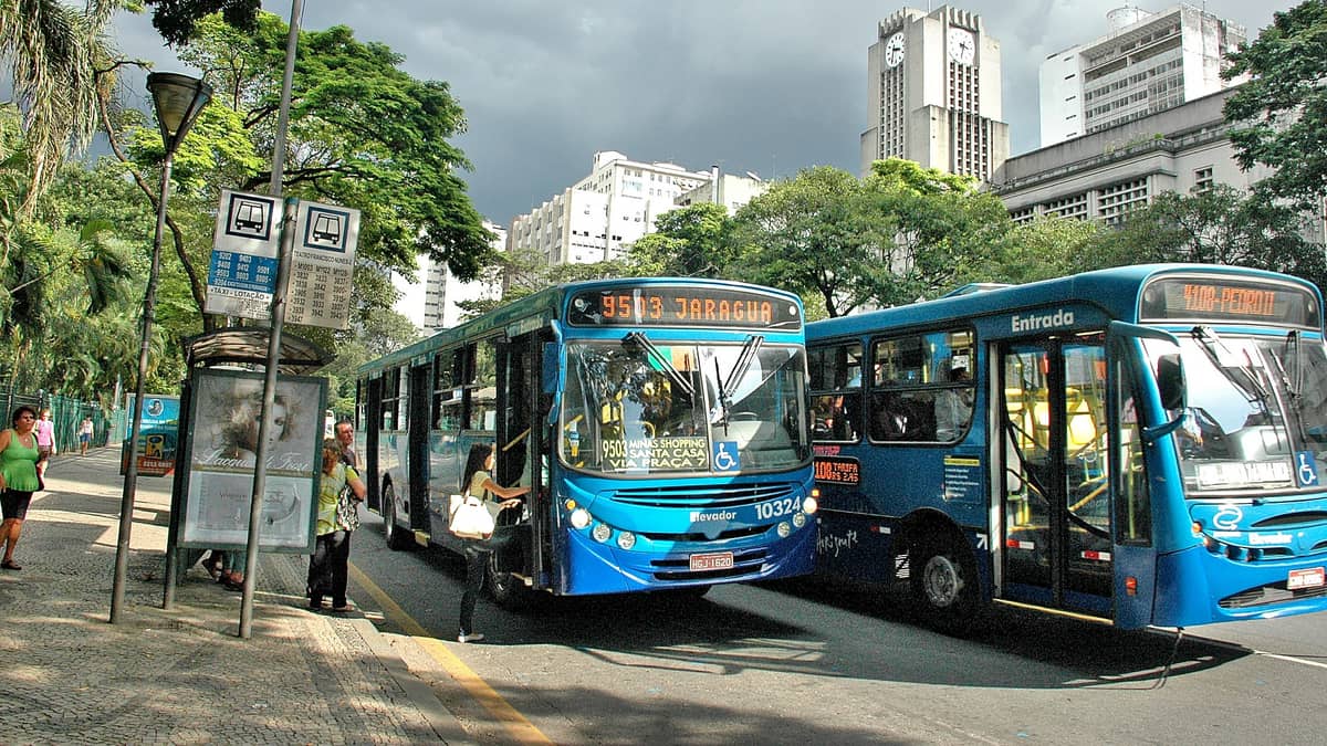 Motoristas podem parar fora do ponto de ônibus (Foto: Reprodução/ Internet)