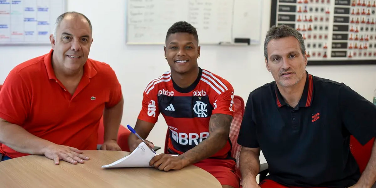 Matheus França assina renovação com o Flamengo — Foto: Marcelo Cortes/Flamengo