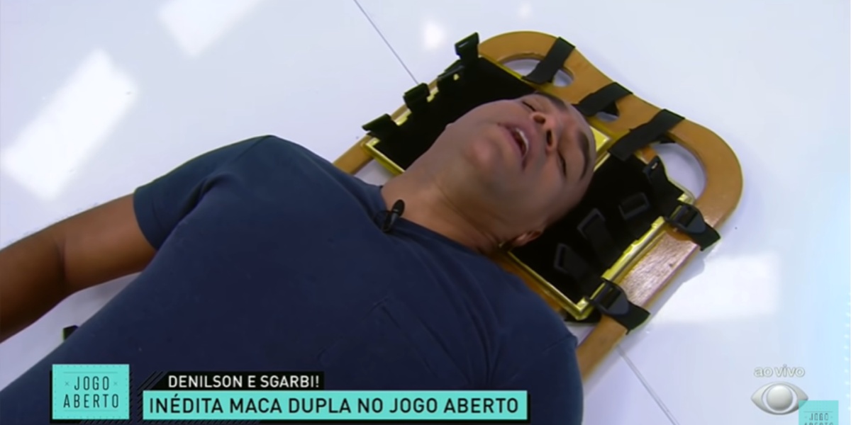 Denílson saindo de maca do Jogo Aberto - Foto: Reprodução/YouTube