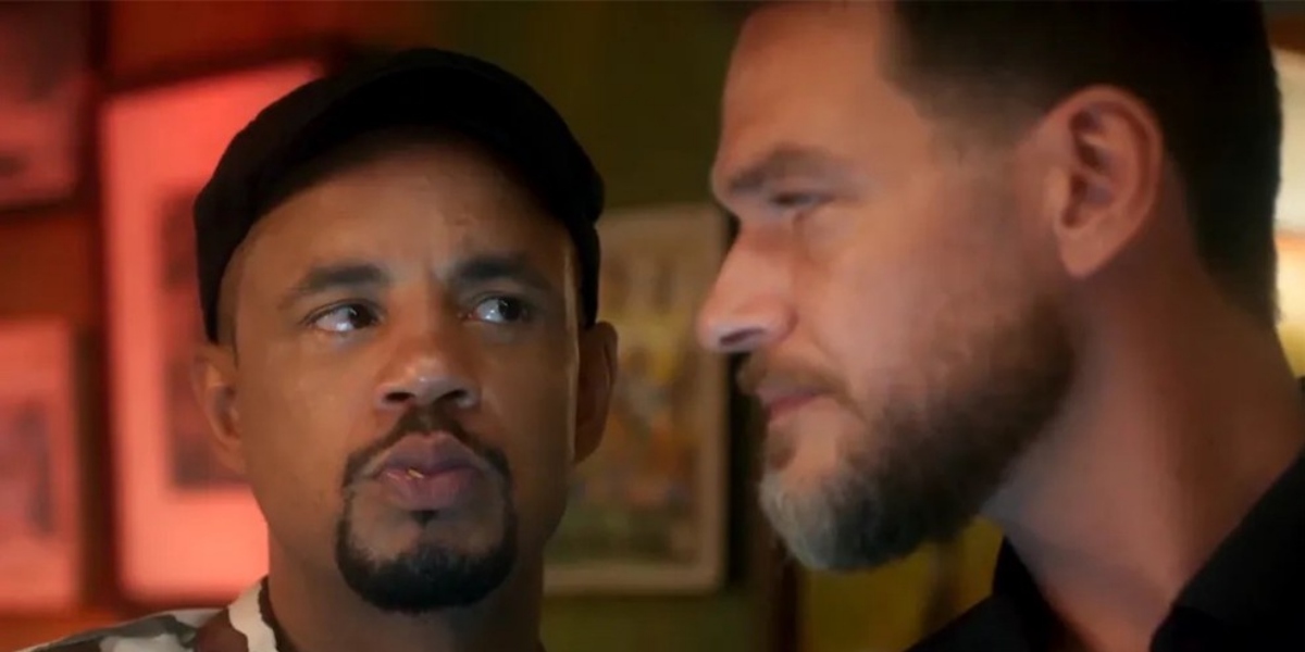 Orfeu (Jonathan Haagensen) e Theo (Emílio Dantas) em Vai na Fé (Foto: Reprodução/TV Globo)