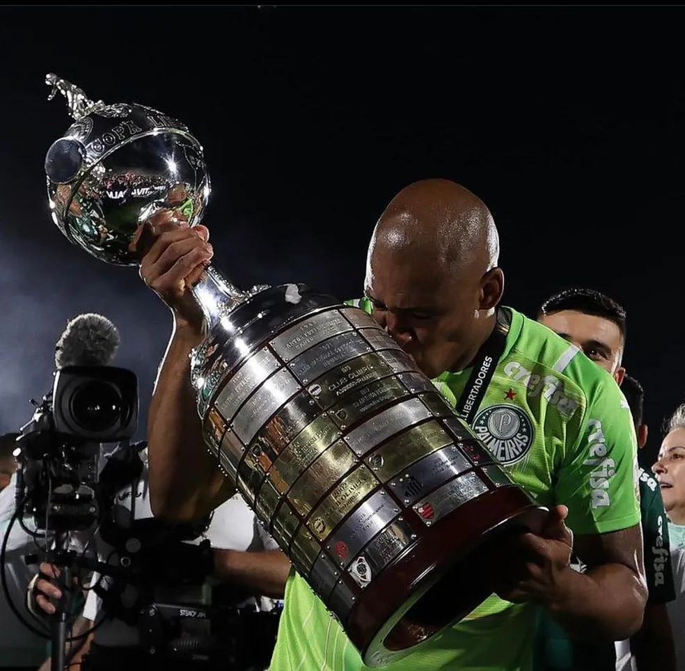 Jailson levanta taça da Libertadores pelo Palmeiras — Foto: Reprodução/ Palmeiras