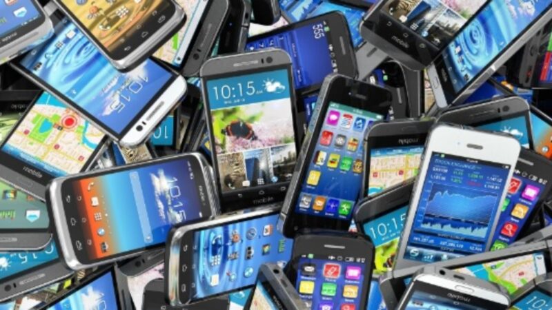 Imagem mostra diversos celulares juntos (Reprodução - Internet)