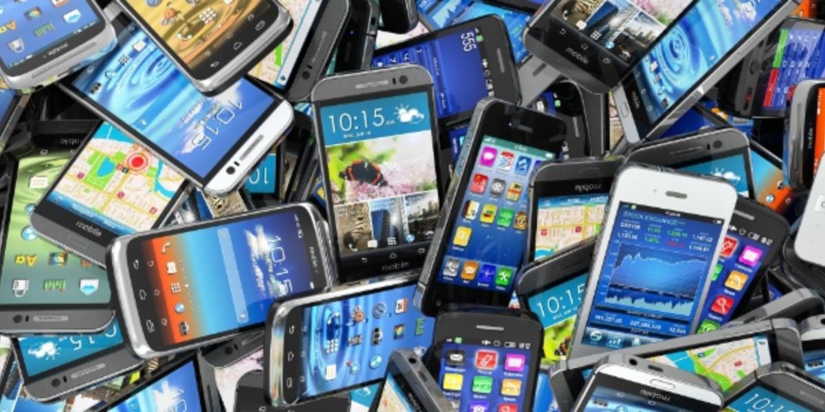 La foto muestra varios teléfonos móviles juntos (clon - Internet)