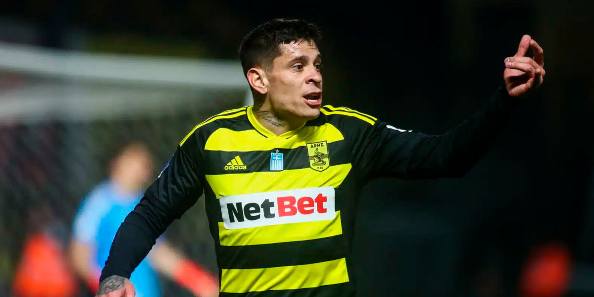 Iturbe com a camisa do Aris (Foto: Reprodução)