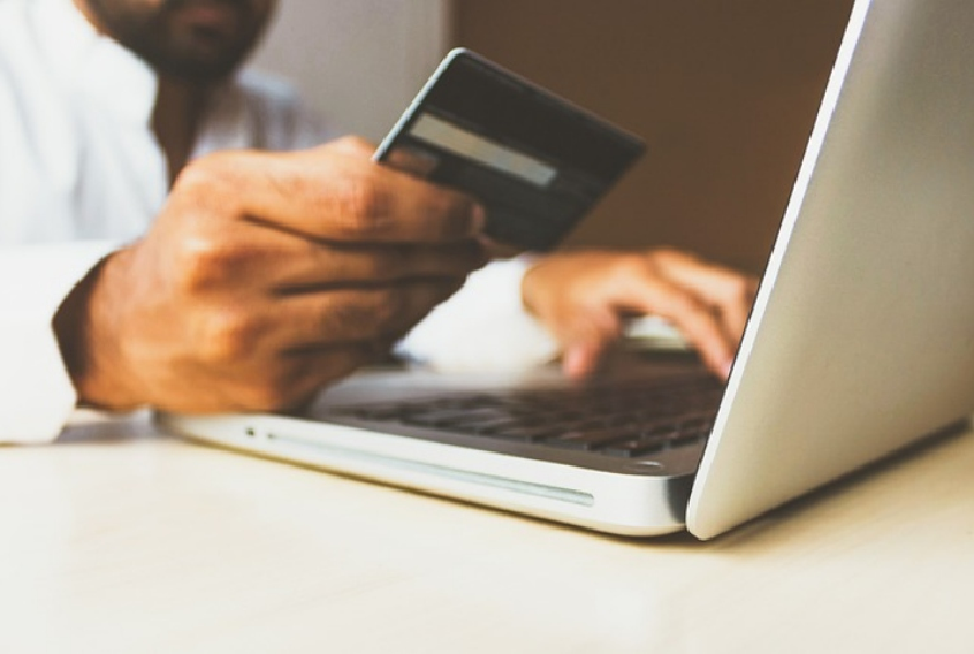 Pessoas fazendo compras online (Foto: Reprodução/ Internet)