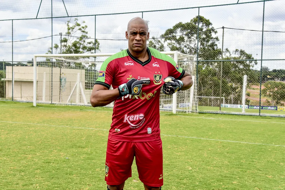 Goleiro Jailson é apresentado no América-MG — Foto: Mourão Panda / América-MG