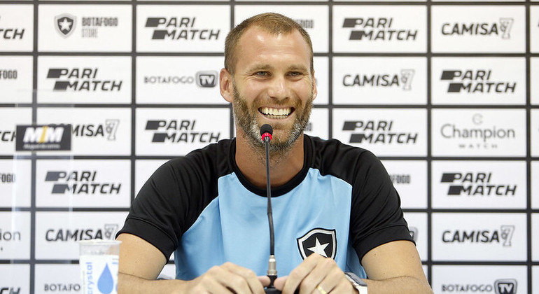 Joel Carli está se despedindo do Botafogo (Foto: Reprodução/ Internet)