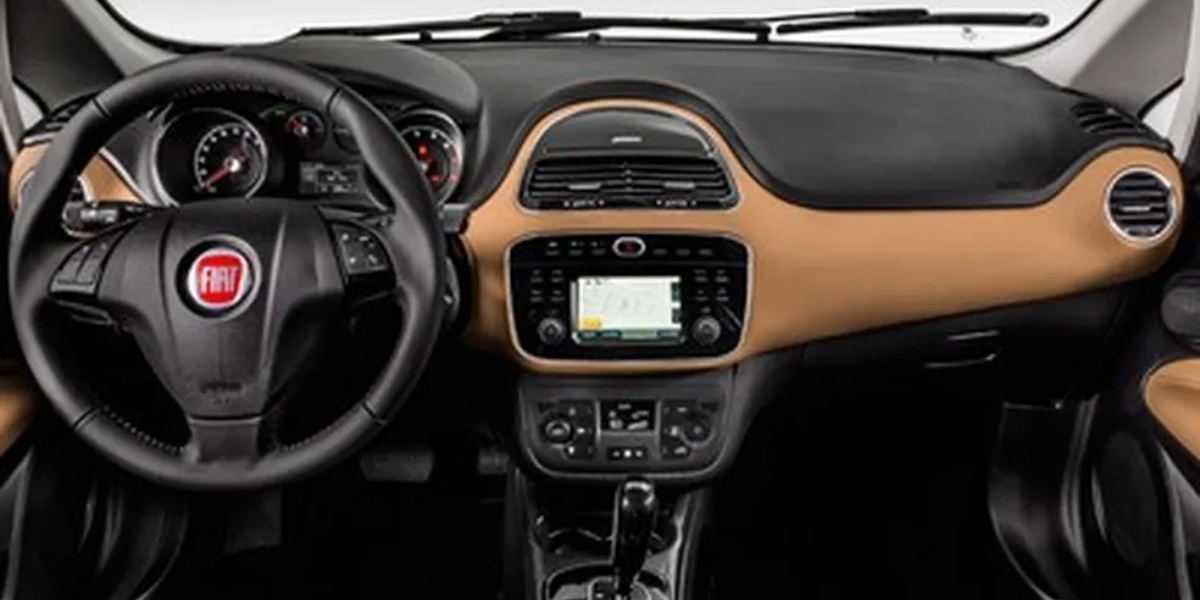 Interior do Fiat Linea Absolut, de 2015 (Foto: Reprodução/Autoesporte)