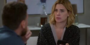 Lumiar (Carolina Dieckmann) coloca Theo (Emílio Dantas) contra a parede em "Vai na Fé" (Foto: Reprodução/TV Globo)