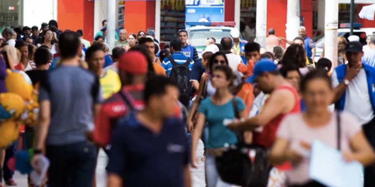 Pessoas andando na rua (Foto: Reprodução / G1)