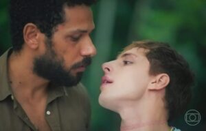 Ramiro (Amaury Lorenzo) a Kelvin (Diego Martins) em cena de Terra e Paixão (Foto: Reprodução / Globo)