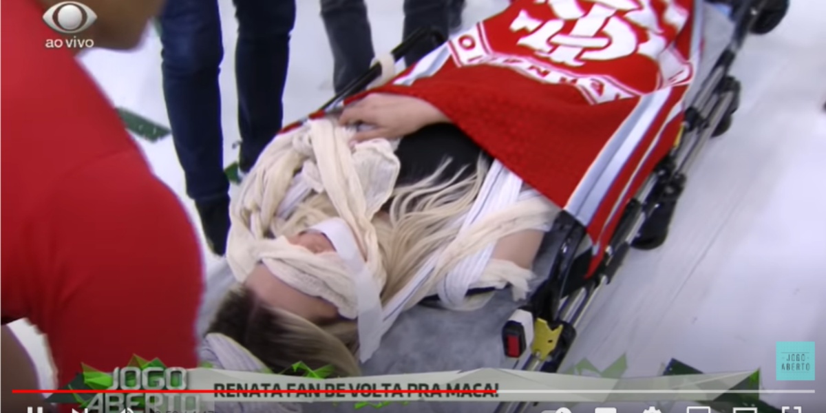 Renata Fan saindo de maca do Jogo Aberto - Foto: Reprodução/YouTube