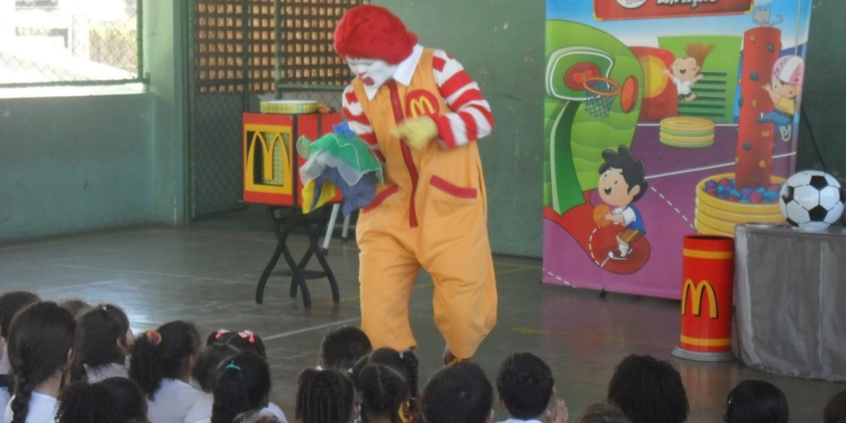 Ronald McDonald em escola brasileira (Foto: Reprodução/Catraca Livre)