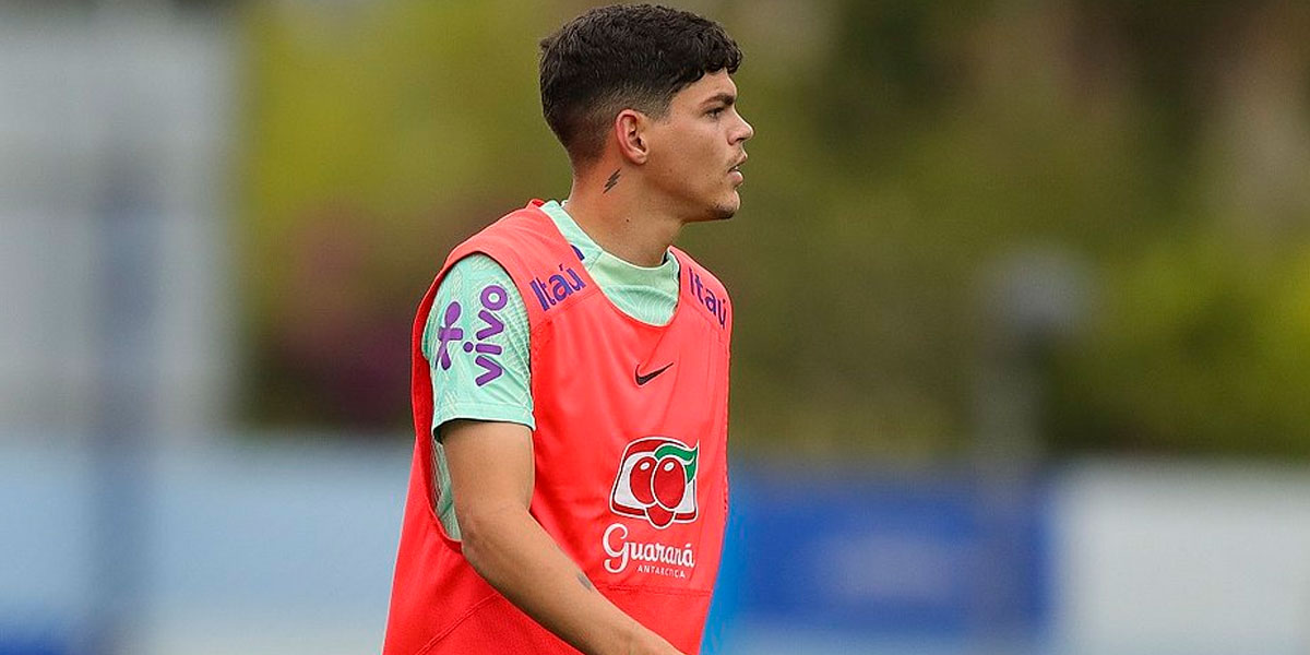 Ayrton Lucas em treino da seleção brasileira (Joilson Marconne/CBF)