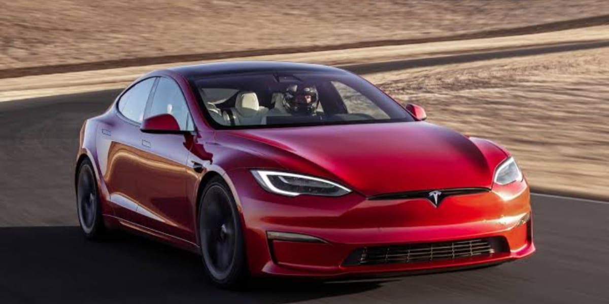 O Tesla é um dos primeiros carros elétricos e de maior sucesso (Reprodução: Internet)