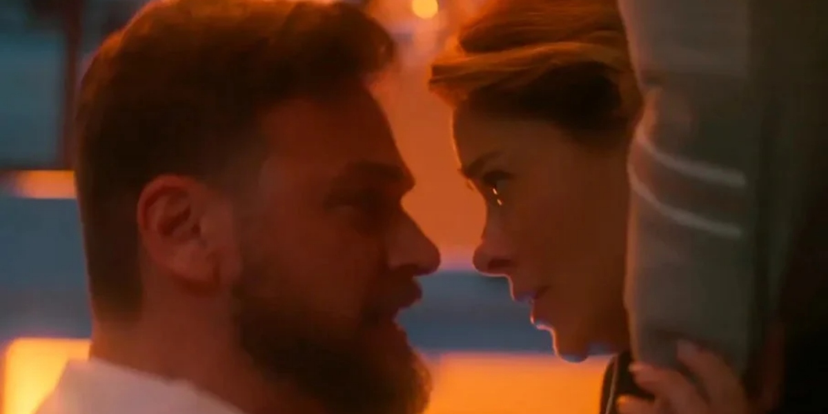 Theo (Emilio Dantas) se desespera por Lumiar (Carolina Dieckmann) em "Vai na Fé" (Foto: Reprodução/TV Globo)