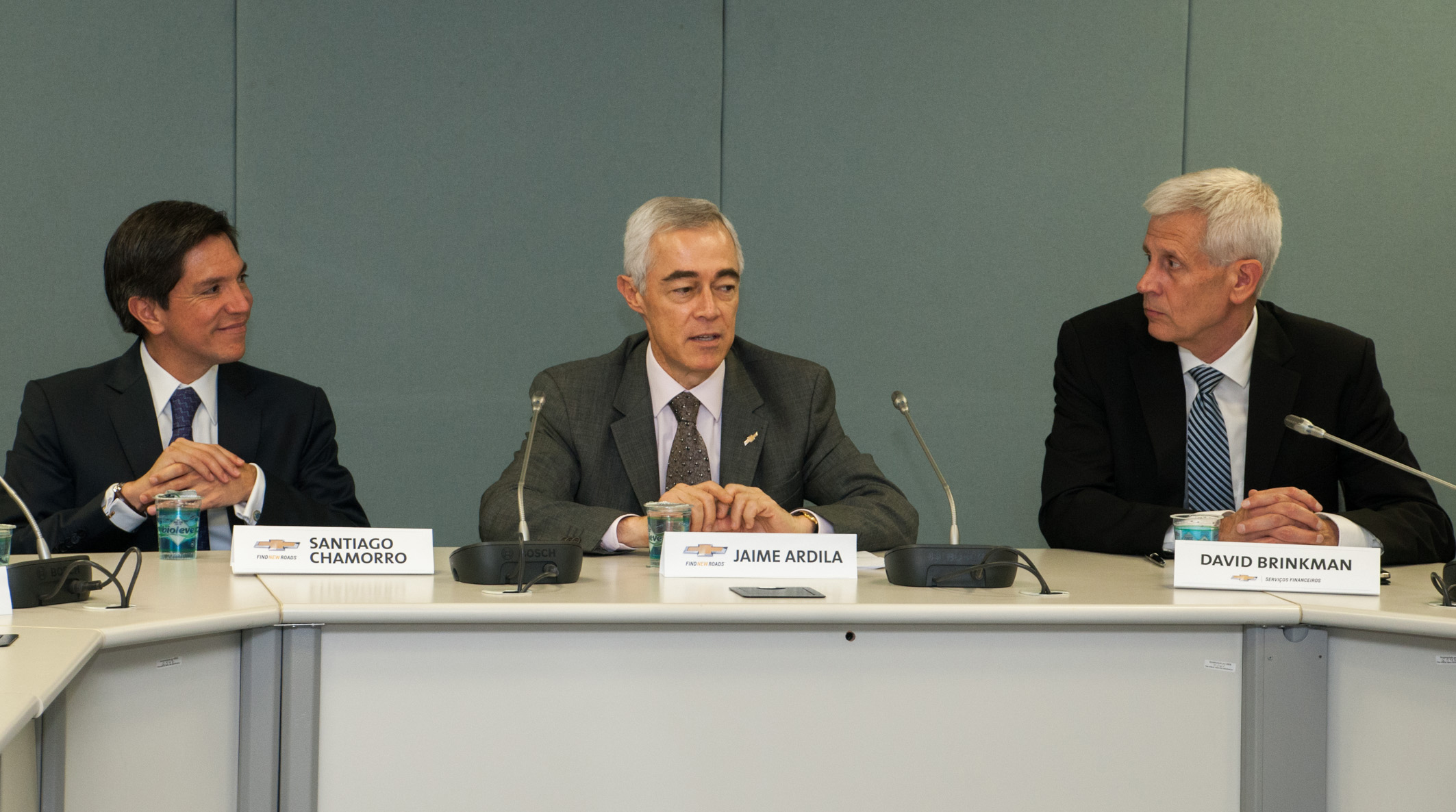 Santiago Chamorro, presidente da GM do Brasil; Jaime Ardila, presidente da GM América do Sul e David Brinkman, diretor-presidente do Banco GMAC (Foto Reprodução/GM)