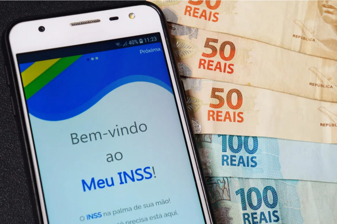 Aposentados e Pensionistas do INSS podem consultar o benefício através do App Meu INSS, ou pelos canais oficiais da Instituição (Foto Reprodução/Internet)