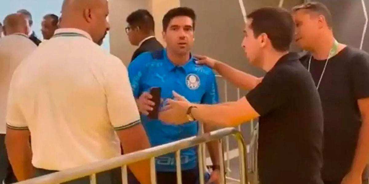 Abel Ferreira tomando o celular da mão de um jornalista - (Foto / Reprodução / Itatiaia)