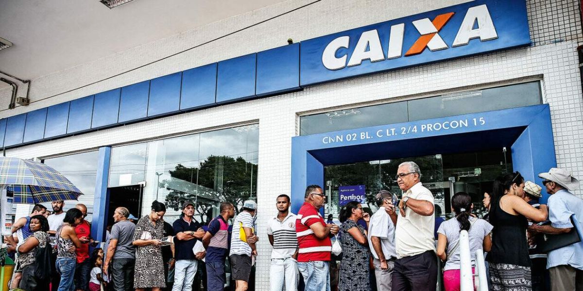 Agência da Caixa com fila de pessoas na frente - Foto Reprodução Internet