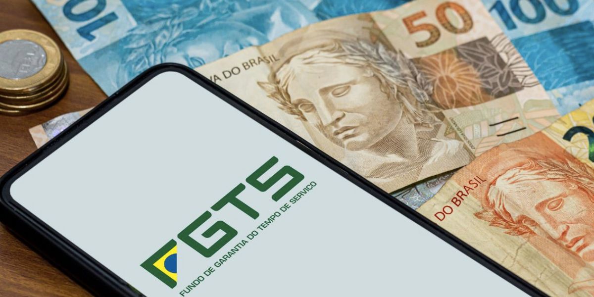 Aplicativo do FGTS e notas de dinheiro (Foto: Reprodução / Internet)