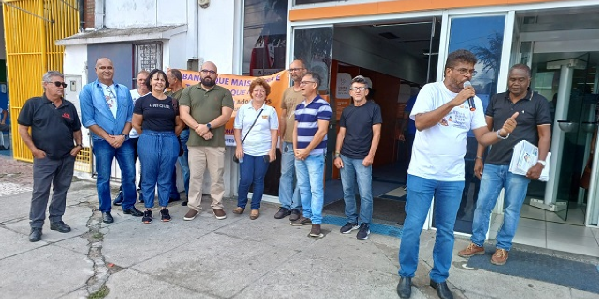 Funcionários e clientes na agência do Banco Itaú (Foto: Reprodução/ Paulo José/Acorda Cidade)