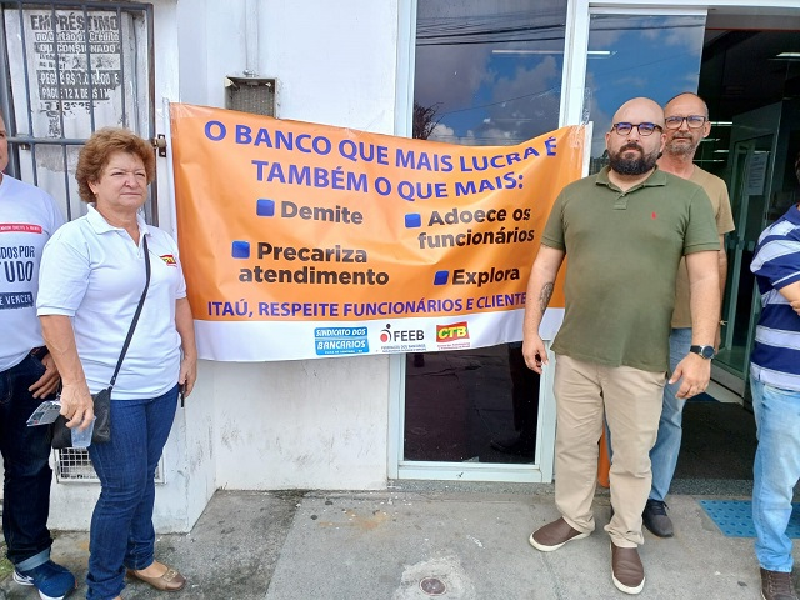 Protesto em frente a agência do Banco Itaú (Foto: Reprodução/ Paulo José/Acorda Cidade)