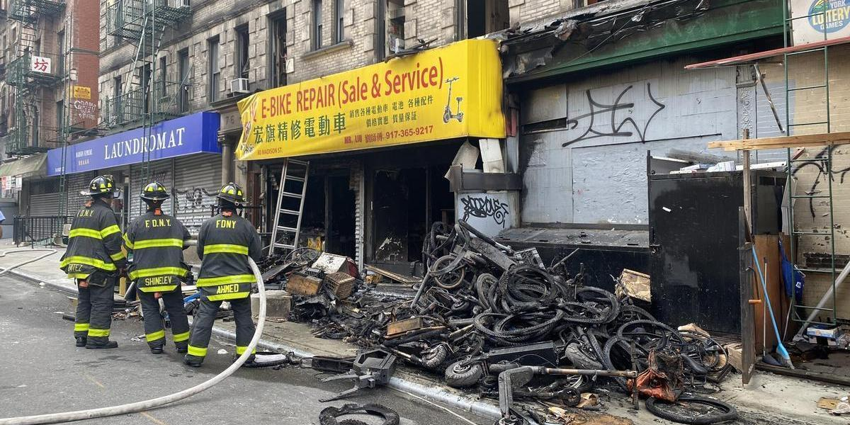 Incêndio que aconteceu em Nova York em loja de bicicletas elétricas, que deixou alguns mortos (Foto: Reprodução/ Internet)