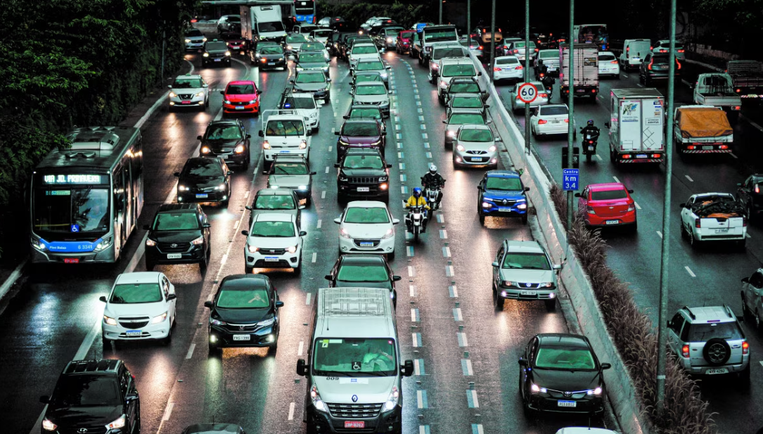 Trânsito de carros (Foto Reprodução/ Marco Ankosqui)