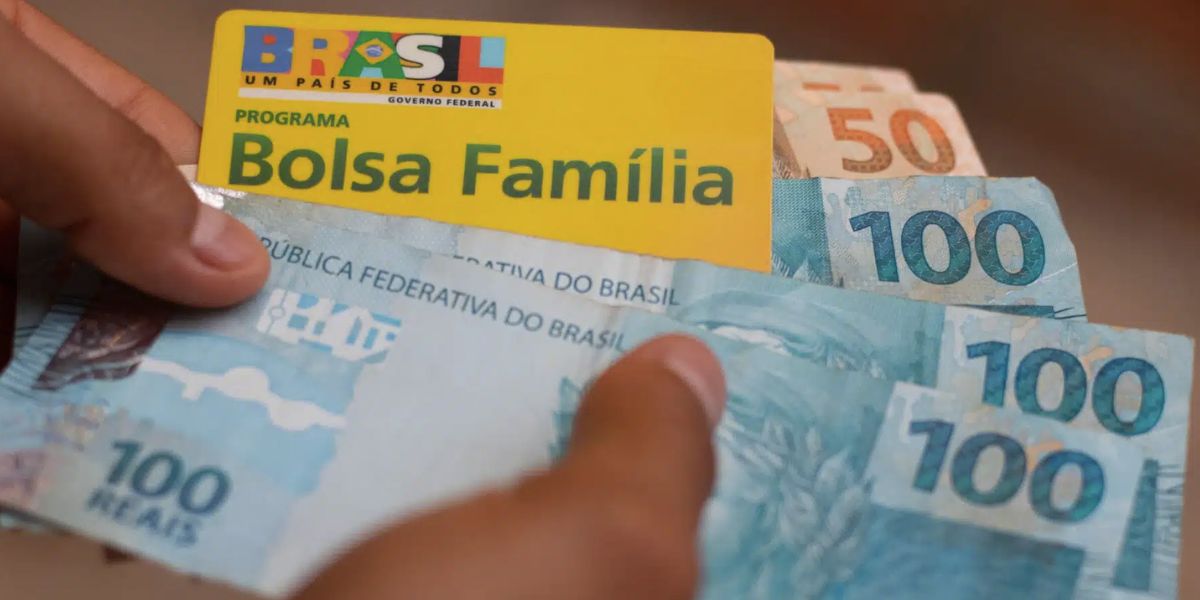 Cartão do Bolsa Família e notas de dinheiro (Foto: Reprodução / Internet)