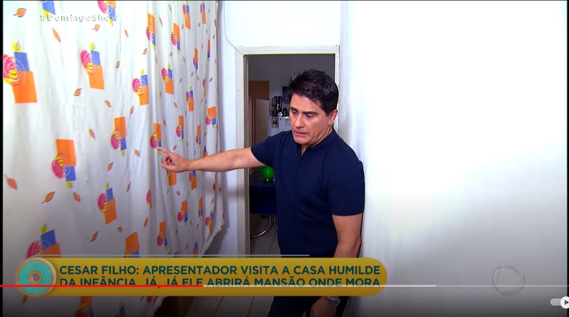 César Filho visitando a casa que morou na infância - Foto Reprodução YouTube