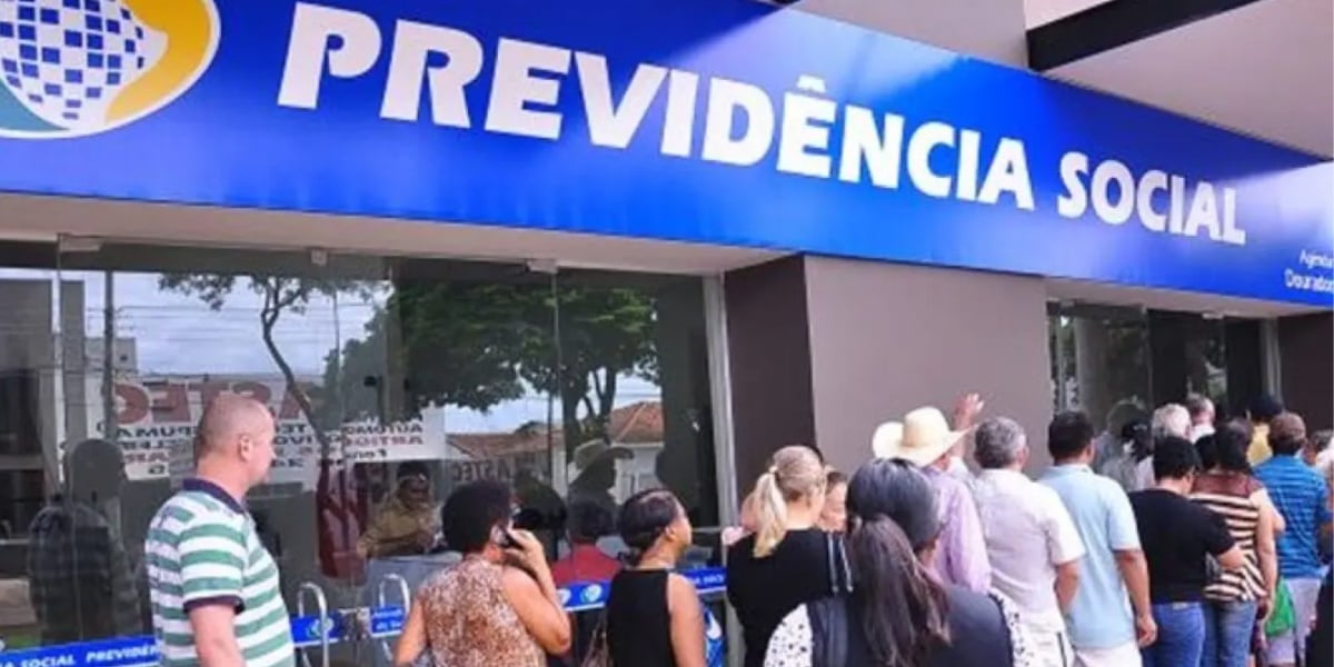 Pessoas em fila no INSS (Imagem Reprodução Internet)