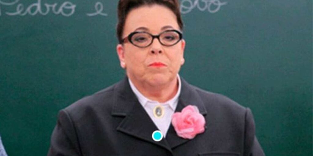 Atriz Noemi Gerbelli, como a diretoria Olivia de Carrossel (Imagem Reprodução SBT)