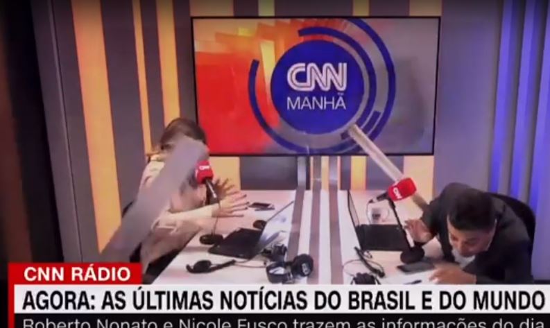 Estúdio da CNN passa por desabamento e cai na cabeça dos âncoras que estavam ao vivo - Foto CNN