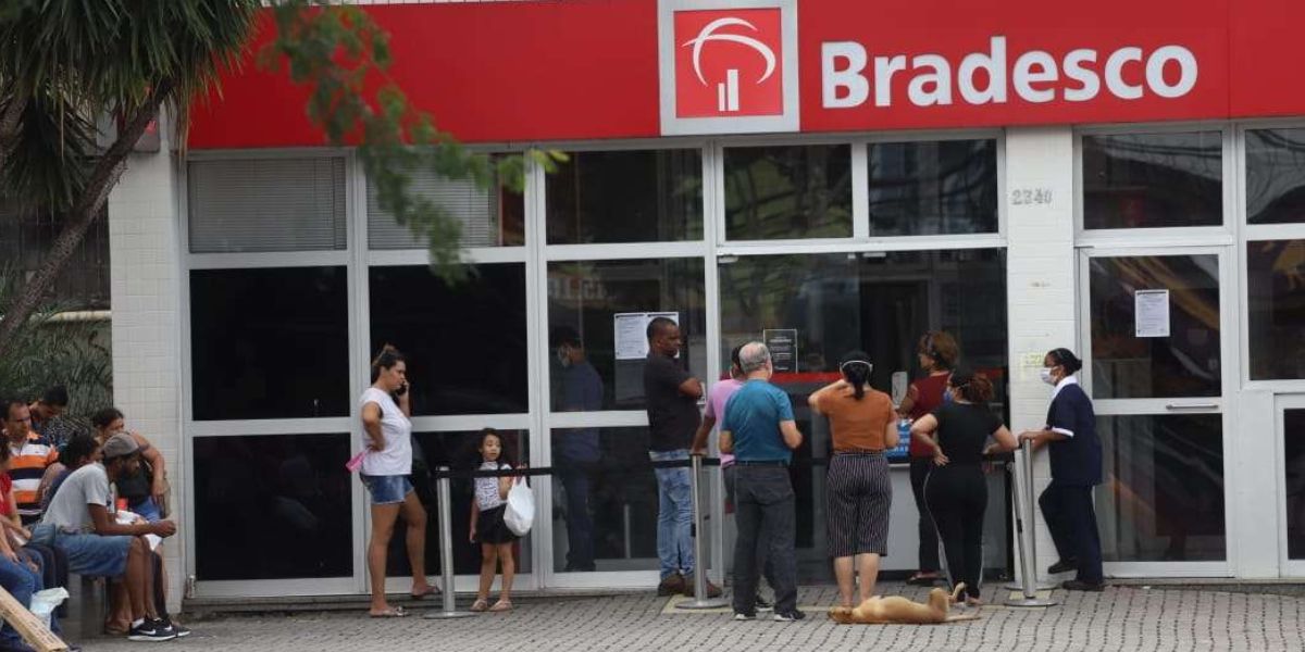 Fila em frente a agência do Bradesco - Foto Reprodução Canva