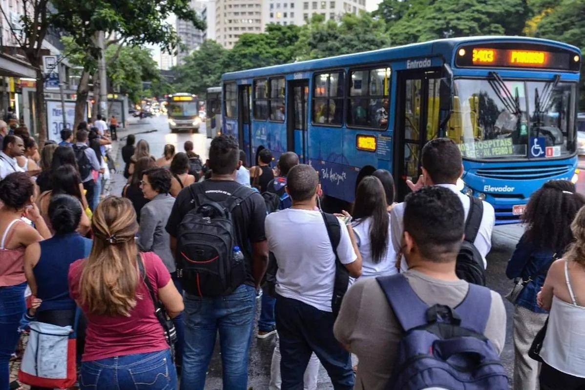 Fila para pegar ônibus - Foto Reprodução Internet