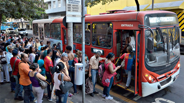 Fila para pegar ônibus - Foto Reprodução Internet