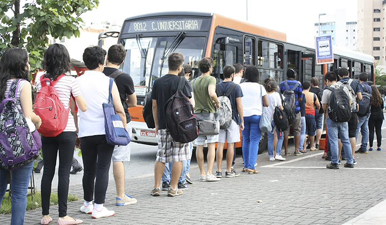 Fila para pegar ônibus - Foto Reprodução Internet