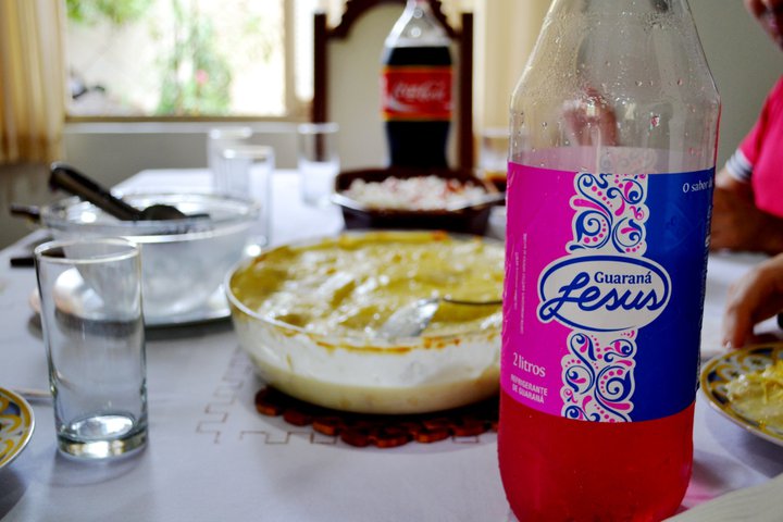 Guaraná Jesus e Coca-Cola na mesa do brasileiro - Foto Internet