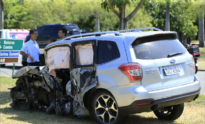 Carro do artista após o acidente (Foto: Reprodução/ Internet)