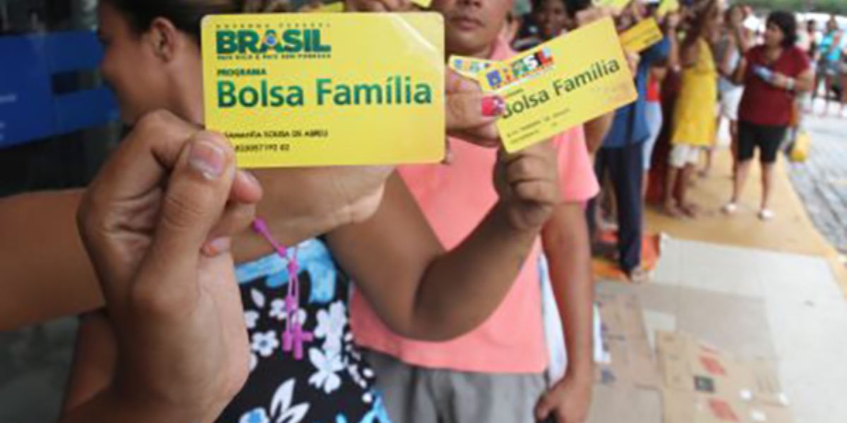 Pessoas em fila do Bolsa Família - Foto Reprodução Internet