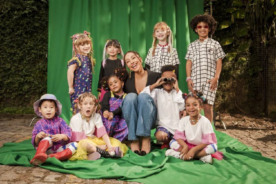 Apresentadora com crianças que vestiam Sato Kids em um ensaio da marca (Foto: Reprodução/ Internet)