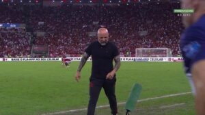 Sampaoli chuta o microfone após o final da partida entre Flamengo e América-MG - Foto Internet