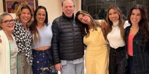 Silvio Santos entre as filhas Cintia, Daniela, Silvia, Rebeca, Patricia e Renata Abravanel - Foto Instagram