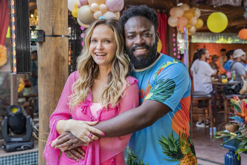 Alicia (Fernanda Rodrigues) e Claudio (Douglas Silva), um dos casais de Fuzuê, nova novela da Globo. (Foto: Reprodução / Globo)